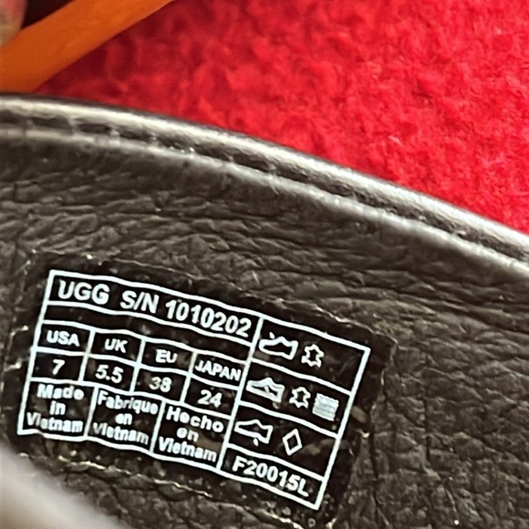 UGG size 7 - Picture 16 of 17